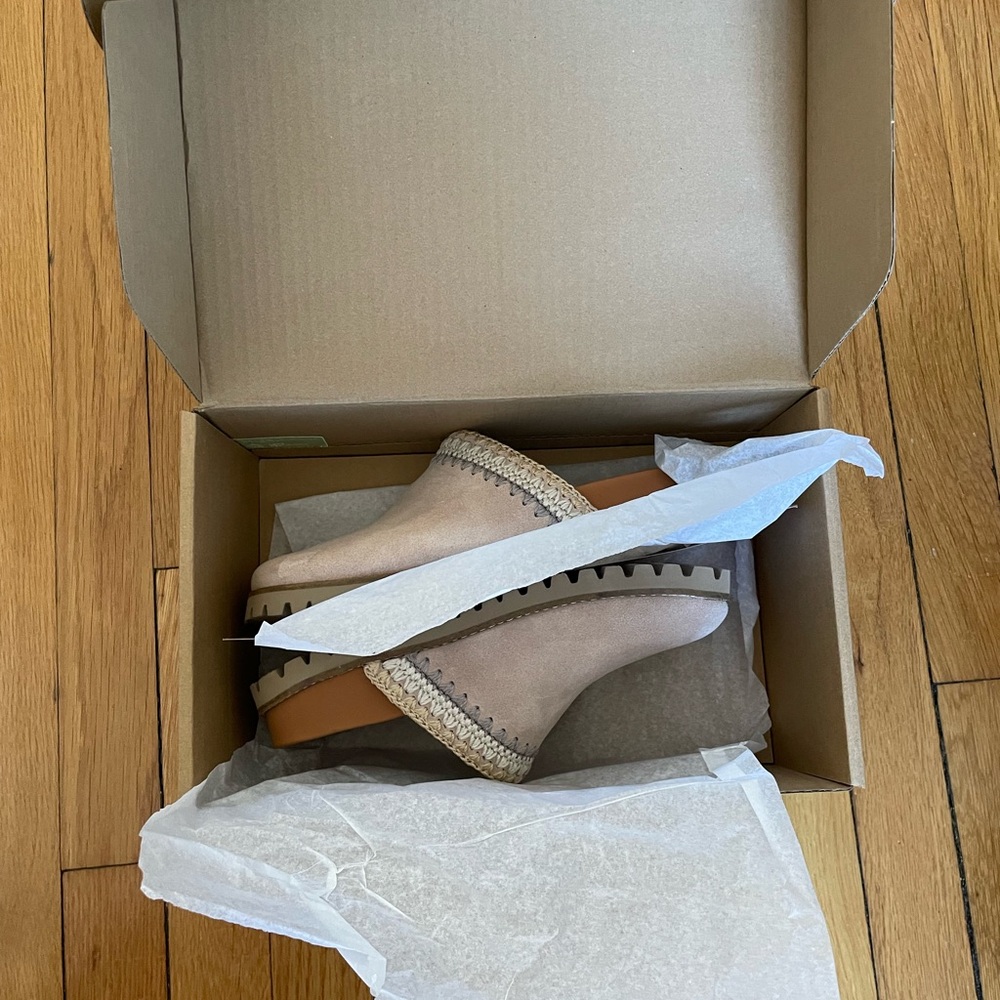 The Sak Bolinas Lug Sole Clog - Size 8 - Suede Seminyak Sand